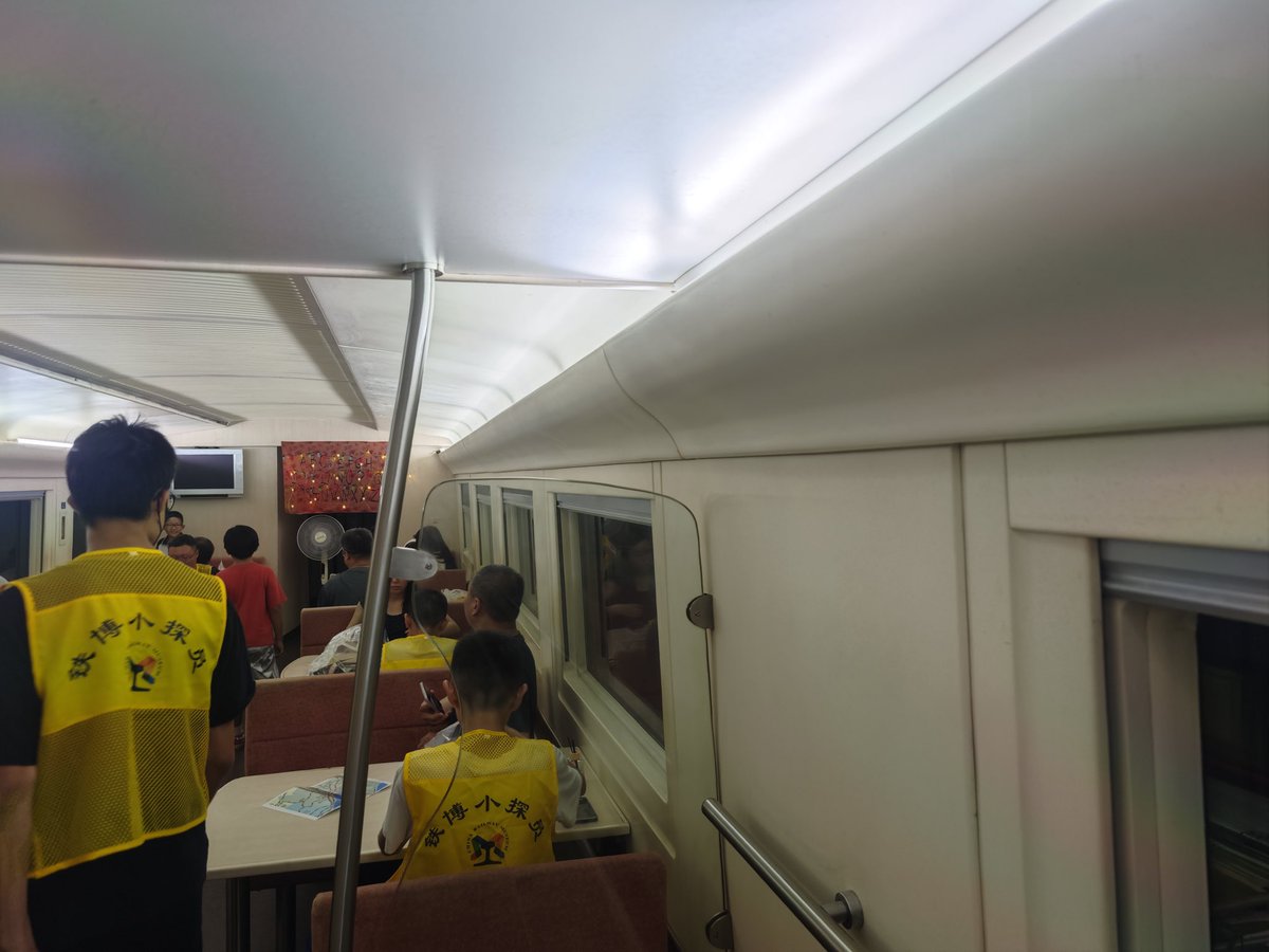 steveninbj's tweet photo. 中国鉄道博物館で中華之星車内見学イベントがあったので行ってきた。20年以上前の車体とはいえ、今の高鉄の基礎となった車輌内部に入れるのは貴重な体験だった。入れたのは酒吧车で調理なしで加熱で提供できる簡単な食事などを提供していたそうです。運行終了から今年で20年、なかなかいい車輌でした。 https://t.co/NfbveP8IYH