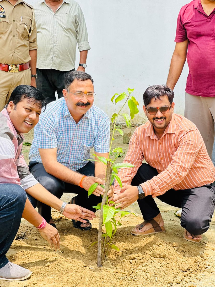 sultanpurpolice's tweet photo. 👮‍♂️🌱 सुरक्षा के साथ प्रकृति का संरक्षण!
"एक पेड़ माँ के नाम" अभियान के क्रम में पुलिस लाइन में पर्यावरण के अनुकूल फलदार व छायादार पौधे लगाए गए। समस्त अधि/कर्म0गण द्वारा रोपे गए पौधों की नियमित देखभाल व संरक्षण का दृढ़ संकल्प लिया।💧
#EkPedMaaKeNaam 
#वृक्षारोपण_महायज्ञ_2026 https://t.co/9w8VhLmfEu