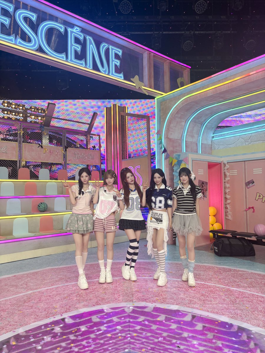 RESCENEofficial's tweet photo. [#RE_MEMBER 📸]

260712
📍#인기가요 

#RESCENE #리센느 #リセンヌ
#PrettyGirl https://t.co/qvXO67u7Ze
