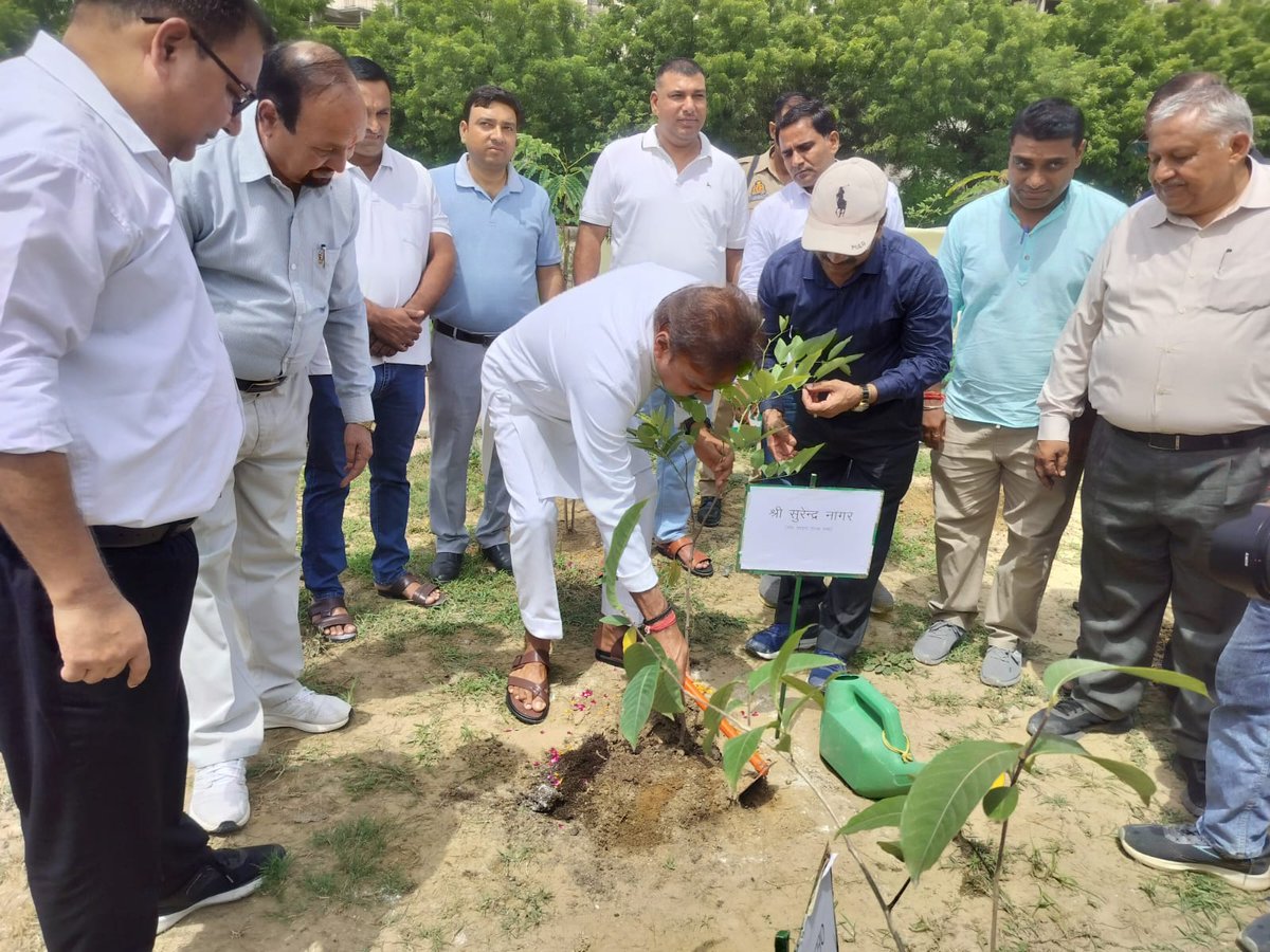 surendrasnaagar's tweet photo. हरित भारत के संकल्प को साकार करने की दिशा में ग्रेटर नोएडा वेस्ट में प्रधानमंत्री वन धन योजना के अंतर्गत भाजपा कार्यकर्ताओं के साथ वृक्षारोपण  किया ।। https://t.co/dMTYBjS4hz