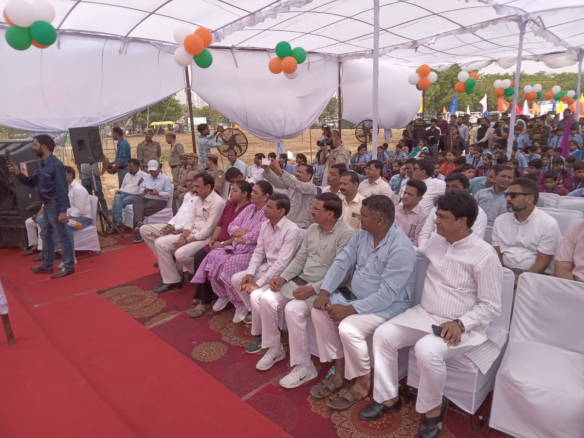 isumannsingh's tweet photo. आदरणीय प्रधानमंत्री श्री @narendramodi जी की प्रेरणा से आज नगर निगम गाजियाबाद द्वारा ‘ वृहद वृक्षारोपण अभियान 2026-2027' का शुभारंभ किया गया विजय नगर zoon।

आइए, अपनी माँ और धरती माँ के प्रति कृतज्ञता व्यक्त करते हुए कम से कम 'एक पेड़ माँ के नाम' अवश्य लगाएं।
 #ekpedmaakenaam https://t.co/MUTERMtojA
