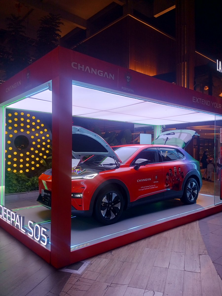 Diianaandi's tweet photo. lagi jalan afterwork ke One Satrio ehmalah berhenti gara"booth Changan😭display mobilnya lucu bgt kek dimasukin kedalem box pas ngobrol sama timnya baru tau ternyata ni mobil listrik ygmasih bisa pake bensin juga klo baterainya abis jujur baru denger teknologi REEV mindblowing si https://t.co/JP0HvjRYfk