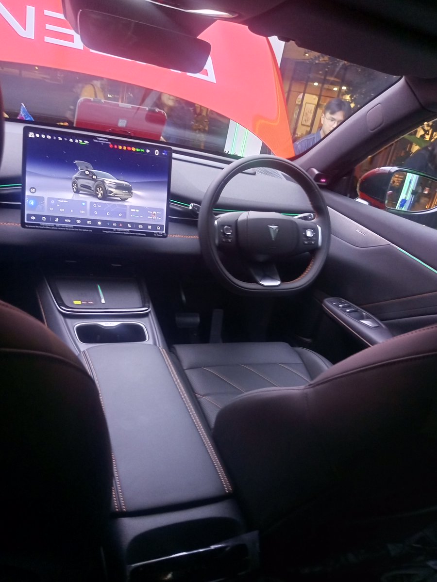 Diianaandi's tweet photo. lagi jalan afterwork ke One Satrio ehmalah berhenti gara"booth Changan😭display mobilnya lucu bgt kek dimasukin kedalem box pas ngobrol sama timnya baru tau ternyata ni mobil listrik ygmasih bisa pake bensin juga klo baterainya abis jujur baru denger teknologi REEV mindblowing si https://t.co/JP0HvjRYfk