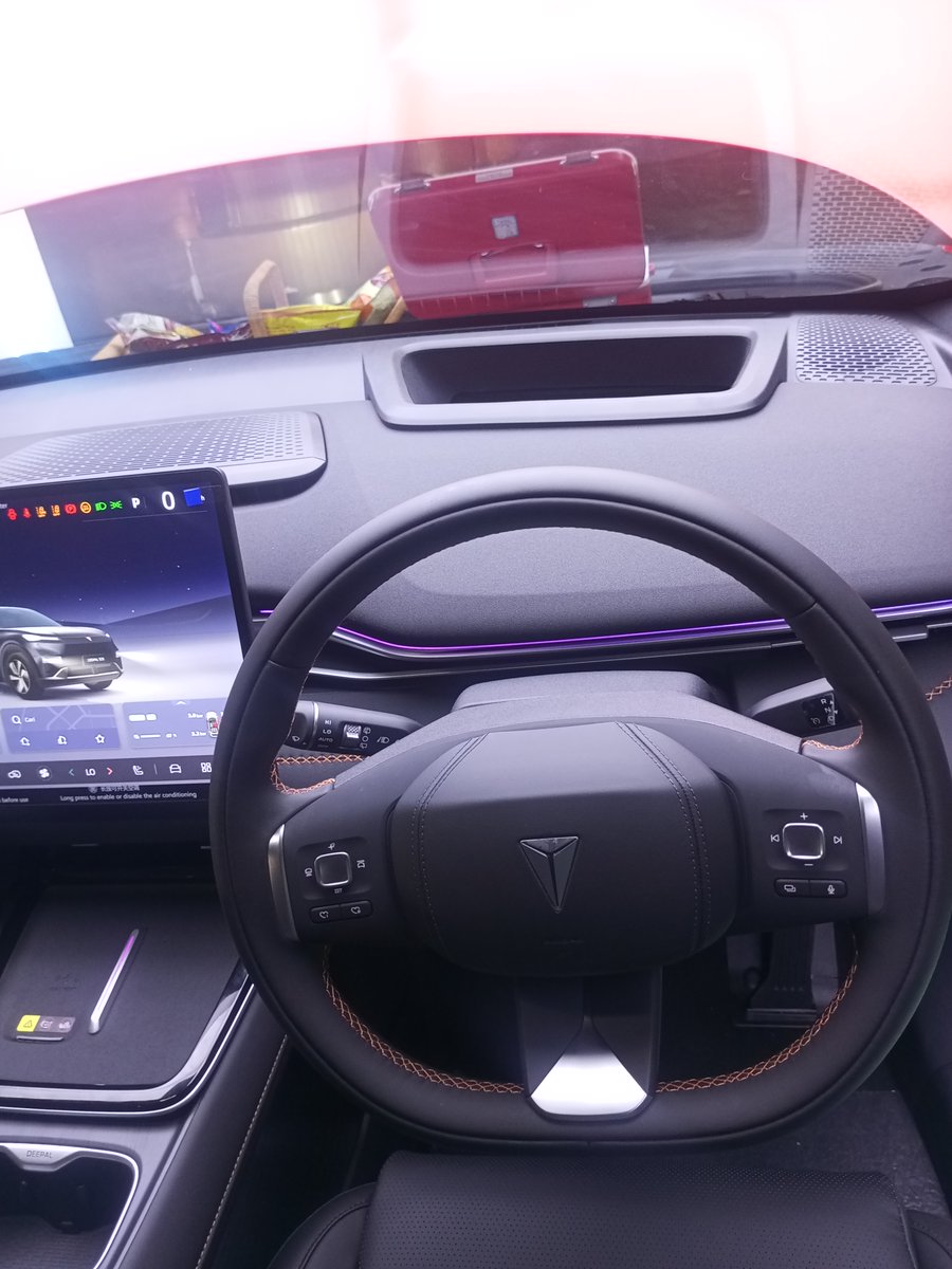 Diianaandi's tweet photo. lagi jalan afterwork ke One Satrio ehmalah berhenti gara"booth Changan😭display mobilnya lucu bgt kek dimasukin kedalem box pas ngobrol sama timnya baru tau ternyata ni mobil listrik ygmasih bisa pake bensin juga klo baterainya abis jujur baru denger teknologi REEV mindblowing si https://t.co/JP0HvjRYfk