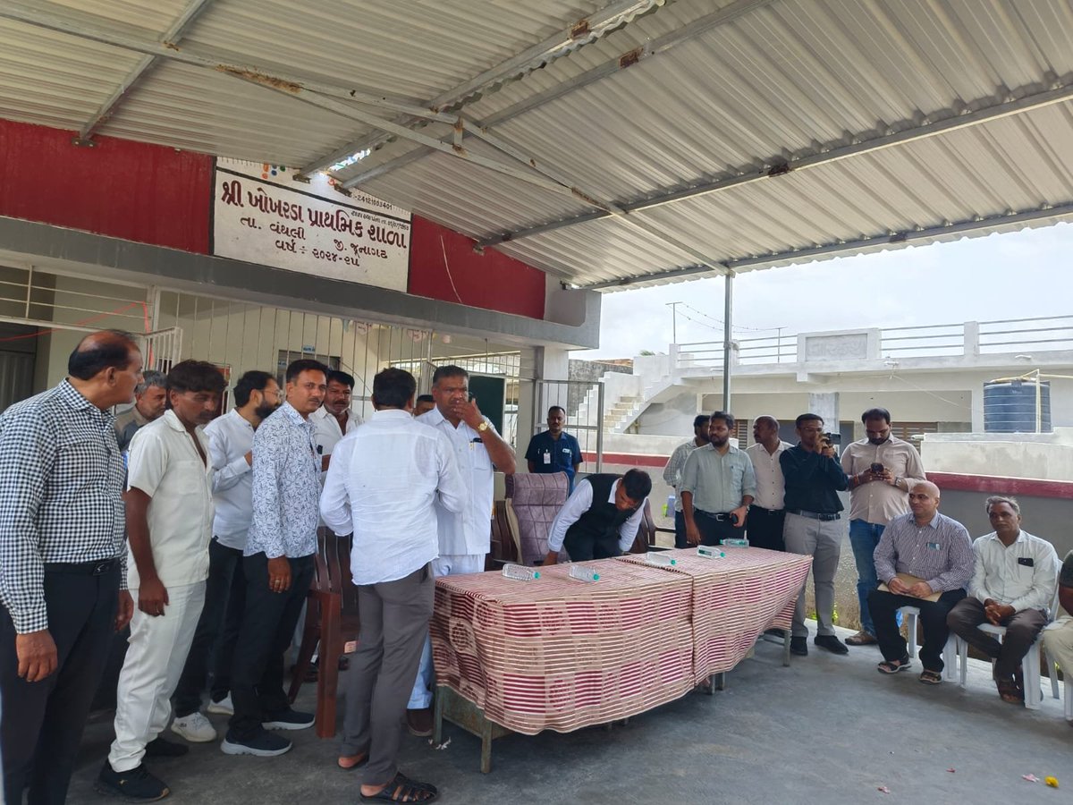 Tdovanthai's tweet photo. માન શ્રી મનસુખભાઈ માંડવીયા માન મંત્રીશ્રી શ્રમ અને રોજગાર તથા રમતગમત અને યુવા પ્રવૃત્તિ વિભાગ  આજે વંથલી તાલુકાના ખોખરડા ગામે લોક સંપર્ક અભિયાન અંતર્ગત મુલાકાત લીધેલ આ કાર્યક્રમ  માન.ધારાસભ્ય શ્રી અરવિંદભાઈ લાડાણી સાવજ દૂધ સંઘ ના ચેરમેન શ્રી દિનેશભાઈ ખટારીયા પ્રાંત અધિકારી https://t.co/kZcxmUXZzN