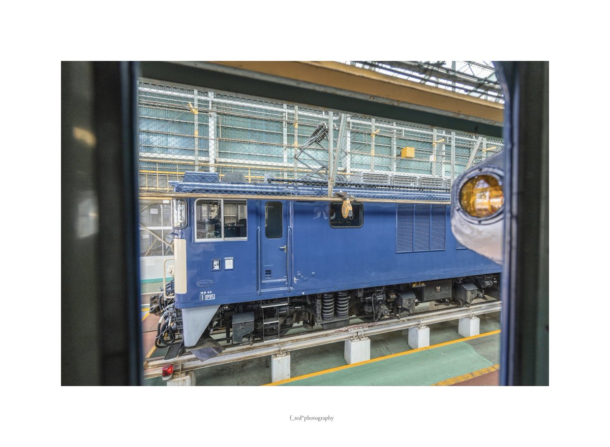 fred61122150157's tweet photo. EF64 1032のEG灯って？と尋ねられましたのでネタばらしです

見学内容に“運転台”とあり、階段設置が見込まれ「付けられるかも？」と安易な考えからワンオフ作成。車体色合わせとレンズ、設置方法が難易度高でしたが何とかカタチに。持ち込んだ時の現業の方の表情は意外にも笑顔！お手数お掛けしました https://t.co/uQDCtDluG4