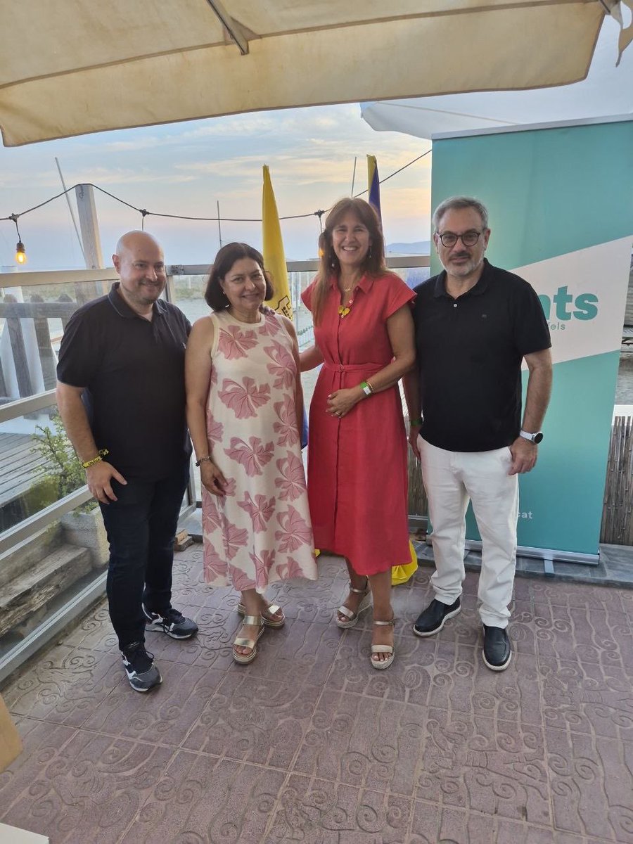 LauraBorras's tweet photo. Sopar d’estiu molt especial a Castelldefels. El regidor @XavierAmate no es tornarà a presentar i l’assemblea va escollir per unanimitat la candidatura de la @PerisTaiguari , una activista dels CDR, de @MeridianaResis1 , del @ConsellRep i de tots els moviments de defensa del nostre país. 
Vivim en una època en què sovint es posa l’accent en l’èxit individual i en els projectes personals. Per això, encara té més valor trobar persones que decideixen fer un pas endavant per posar el seu temps, el seu talent i el seu esforç al servei dels altres.
La política municipal és, probablement, l’expressió més propera del servei públic. És la política que escolta els veïns directament, que afronta els problemes quotidians i que treballa perquè el lloc on vivim sigui cada dia una mica millor. I aquest compromís neix d’una idea molt senzilla, però molt poderosa: estimar la comunitat de la qual formes part.
També va ser un dia per agrair la feina feta per en Xavier, pel seu compromís i per la dedicació amb què ha exercit aquesta responsabilitat. Les organitzacions i els projectes col·lectius avancen gràcies a persones que hi deixen empremta i també gràcies a persones que recullen el relleu amb la mateixa il·lusió i sentit de responsabilitat.
Aquest és el cas de la Taiguarí, que assumeix aquest repte amb generositat, compromís i ganes de servir Castelldefels. Perquè servir la ciutat és també contribuir a construir una Catalunya millor, des de la proximitat, la feina constant i des de la convicció que les grans transformacions comencen als nostres barris i als nostres municipis.
Estic convençuda que la Taiguarí farà aquesta feina amb rigor, amb proximitat i amb la voluntat de sumar. Li desitjo tota la força i tot l’encert en aquesta nova etapa.

A més, com que és pintora, li vaig dedicar uns versos de Narcís Comadira, poeta-pintor:

“Hi ha qui pinta allò que veu.
Hi ha qui pinta allò que sap.
Jo, amb l’ajut d’allò que sé
pinto el que voldria veure”.

Que amb l’ajut d’allò que sap contribueixi a pintar el Castelldefels i la Catalunya que voldríem veure! 
Gràcies al president local i a tota l’executiva!