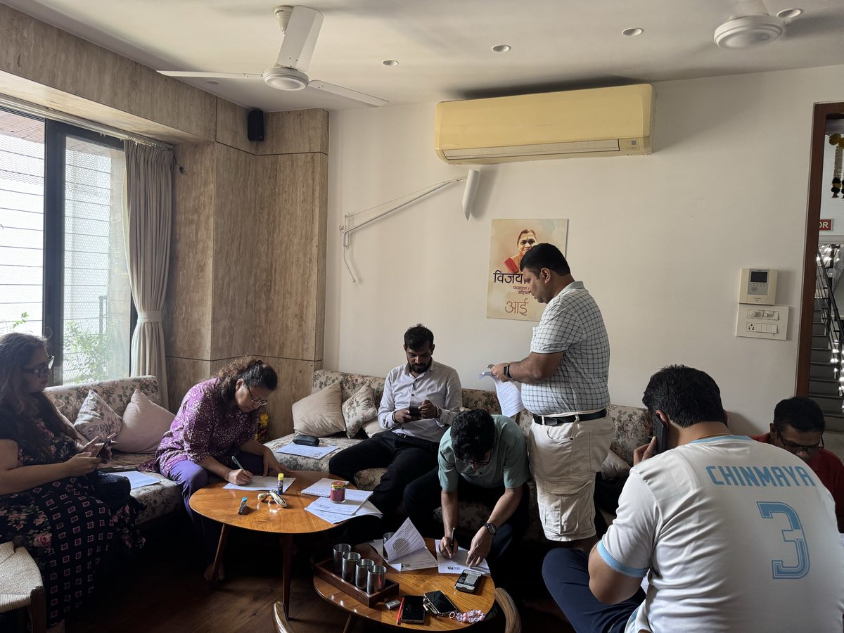 DholayDivya's tweet photo. SIR Voter card work being done at my house for our building with BLO for Versova assembly part no 270 . 
@Dev_Fadnavis @RaviDadaChavan @ShelarAshish @AmeetSatam @BJP4Maharashtra @BJP4Mumbai https://t.co/uWoEEmSw6k