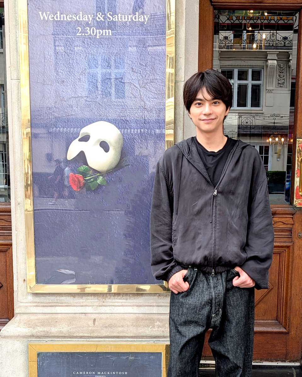 ANOTHERSKY_NTV's tweet photo. ロンドンを訪れたのは、#timelesz のメンバーで俳優としても活躍する #佐藤勝利 さん！

ロンドンの演劇の聖地、ウエストエンドへ🚃✨
10年前に「オペラ座の怪人」を観劇した思い出の劇場前で、記念の一枚を📸

#アナザースカイ #Pixelで撮影 #ロンドン  @OVTT_official https://t.co/RWGoveYsK7