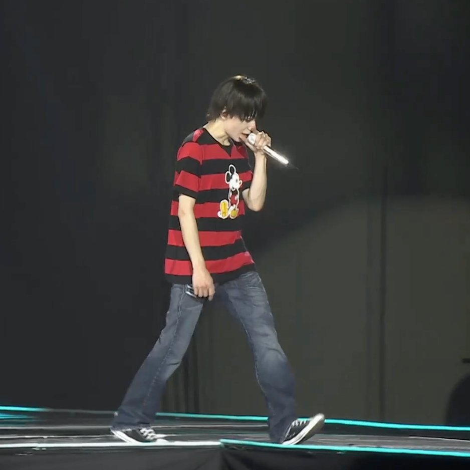 v218log's tweet photo. emo boy is wearing a mickey mouse tee today.. https://t.co/qIydXHlXkv