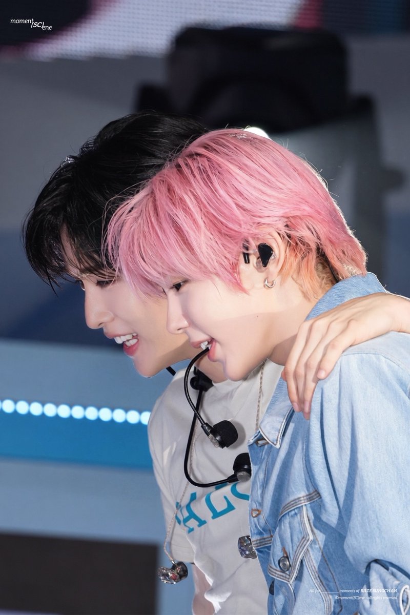 mosc913's tweet photo. 260710 엔딩 때 둘이 소곤소곤 얘기하던데 배에 손 올리고 저런 표정을 짓던데… 혹시 복근 얘기였나? 

#성찬 #SUNGCHAN #ソンチャン #RIIZE #라이즈 #郑成灿 #鄭成燦 https://t.co/QzIaU8XOGQ