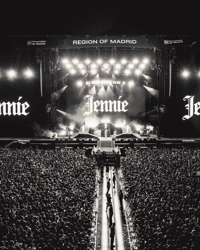 pinksview's tweet photo. THE JENNIE CROWD. https://t.co/rcQod8iHEK