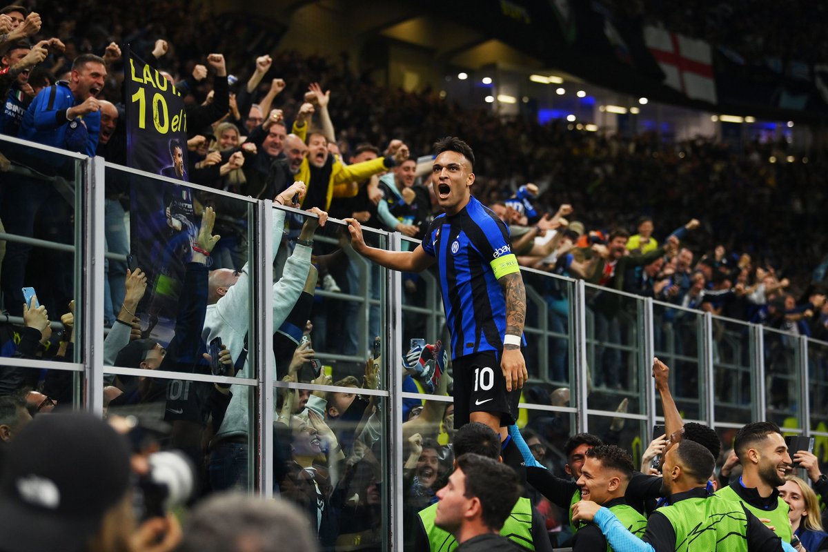 Inter_Xtra's tweet photo. Lautaro Martínez LOVES celebrating with the fans. 🇦🇷⚫️🔵 https://t.co/JMbn2YwVvB