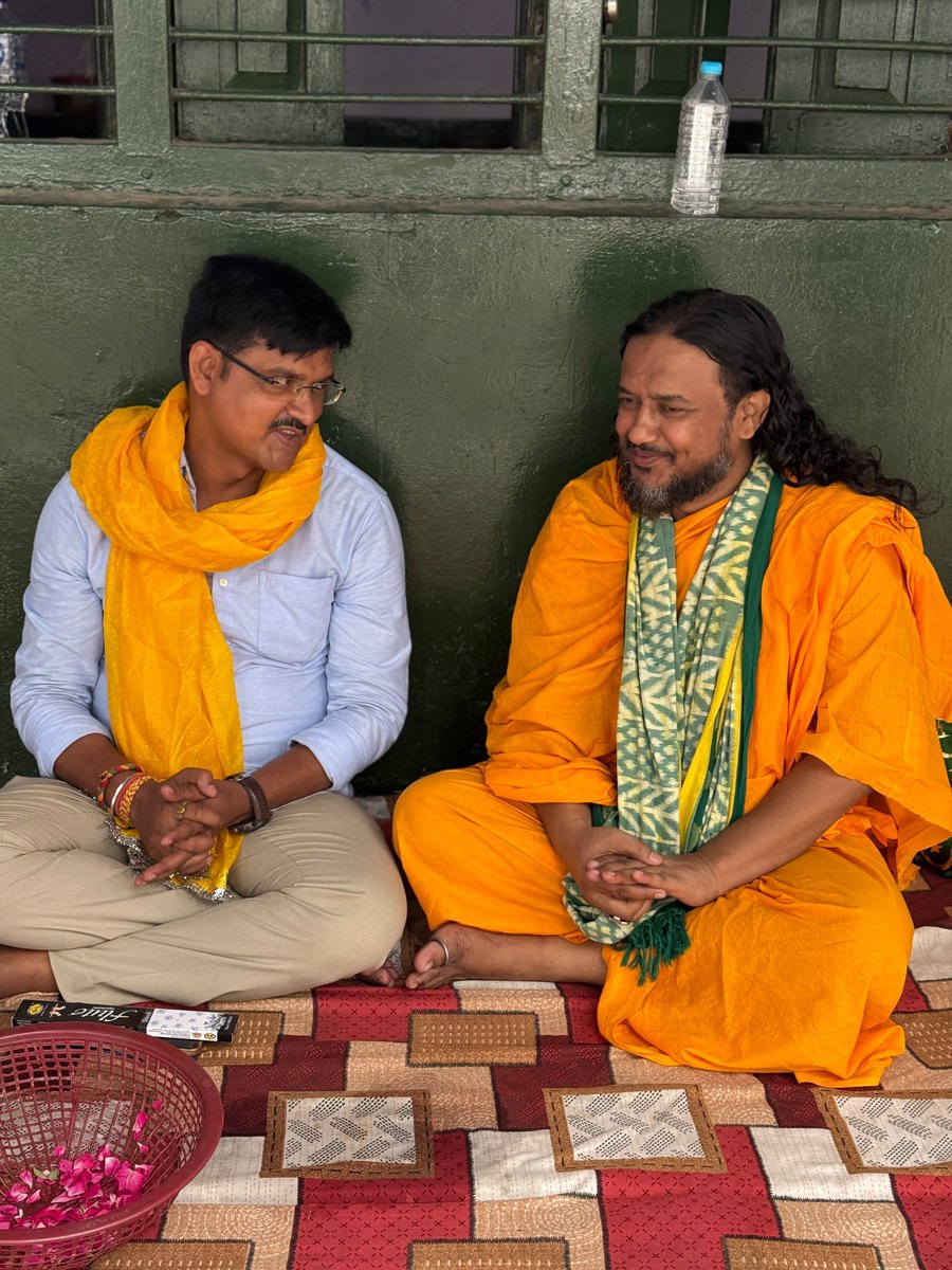 IAmYadavSubhash's tweet photo. बाराबंकी जनपद के देवा स्थित सूफ़ी संत हज़रत वारिस अली शाह की पावन दरगाह पर श्रद्धापूर्वक हाज़िरी लगाने का सौभाग्य प्राप्त हुआ।

वहाँ देश एवं प्रदेश की सुख-समृद्धि, शांति, अमन-चैन और आपसी भाईचारे की कामना करते हुए माथा टेका।

इस पावन अवसर पर पूज्य बाबा नेहाल शाह जी का आशीर्वाद एवं स्नेहिल मार्गदर्शन प्राप्त करने का भी सौभाग्य मिला। उनके प्रेरणादायी विचारों ने यह संदेश दिया कि समाज की सच्ची सेवा, मानवता, प्रेम, सद्भाव और एकता ही हमारी सबसे बड़ी शक्ति है!
#देवाशरीफ 
#dewasharif