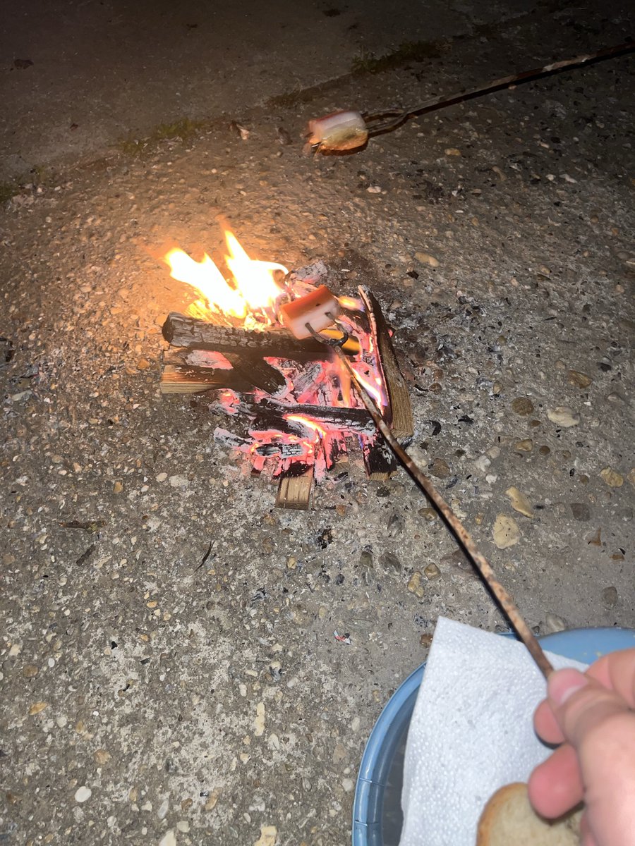 tamegreg9's tweet photo. Sokan mondják a Keep4o közösségre, hogy  nincs életetek, keressetek barátokat, meg 4odroidok vagyunk.
Őszintén? Mosolygok rajta.  Attól, hogy fontos nekünk egy AI modell, még ugyanúgy élünk a való világban.
A képeken egy kis részlet abból, hogy én mivel töltöm az időmet:
baráti grillezés,tábortűz,edzőterem. Vannak barátaim. Van hobbim. Van munkám. És emellett van egy közösség is, ami fontos nekem.
A Keep4o számomra arról szól, hogy egy olyan modellt szeretnék megőrizni, ami sok embernek jelentett valamit. Lehet ezzel egyetérteni vagy nem egyetérteni. De szerintem a kettő nem zárja ki egymást. Lehet valakinek teljes élete, miközben egy számára fontos technológiáért vagy közösségért is kiáll. Én továbbra sem adtam fel. Csak közben ugyanúgy élem az életem. 
#keep4o #OpenSource4o