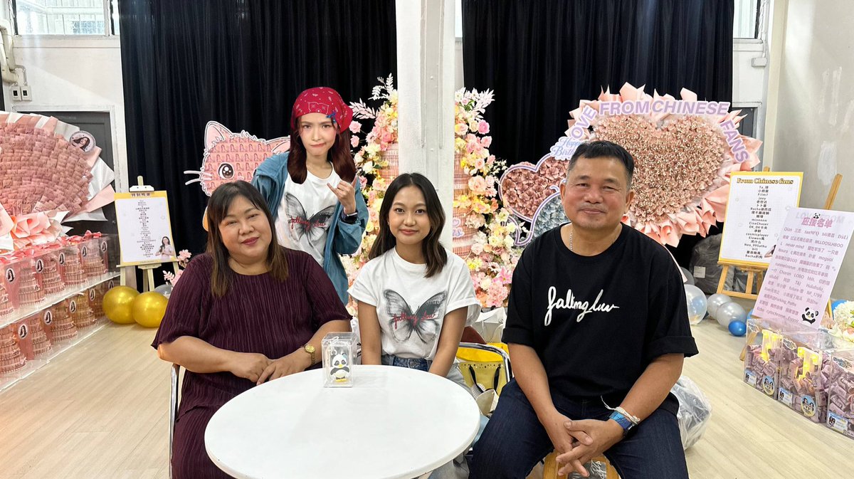 filmrachanunph's tweet photo. A lovely moment with the Mahawan family. ❤️‍🩹 It was so nice to meet N’Film’s parents &amp; sister. 🥰🤙🇵🇭

Film's 26th Birthday Celebration | @RachanunFanbase 💛

#The26thCraftOfFilmracha
#filmracha https://t.co/ZNTxwTMxZa