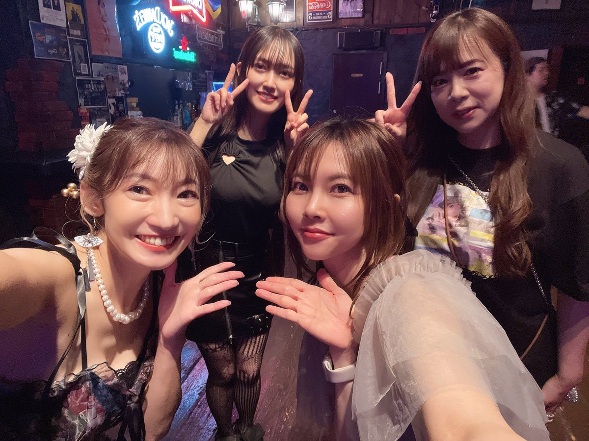 mitaniremi's tweet photo. 昼の部ワンマン終わったよ～～～！！！
みんなどうもありがとう～～～！！！

Tシャツ・アクスタ売り切れました！！😭🙏

夜の部もオープンしたよぉ！！！
宴！楽しみましょう〜！！！🪭✨🪭✨
ぜったい来た方がいい🫶
@六本木クラブエッジ！！
#かがやき姫 https://t.co/IcXPF9lmyz