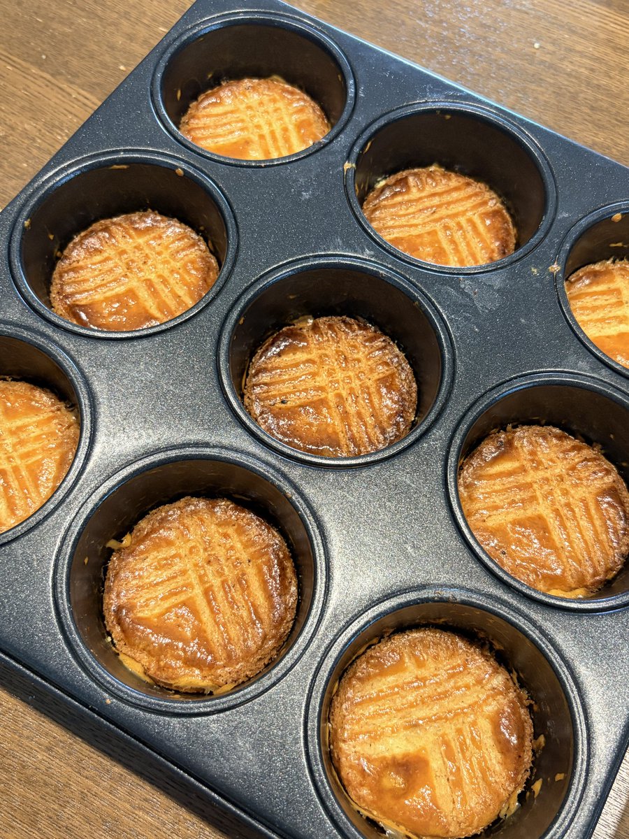 muhwa94's tweet photo. 계란 하나로 두 가지 베이킹하기🥚👩‍🍳

- 솔티카라멜 휘낭시에🤎
- 갈레트 브루통💛 https://t.co/baSCdglpsN