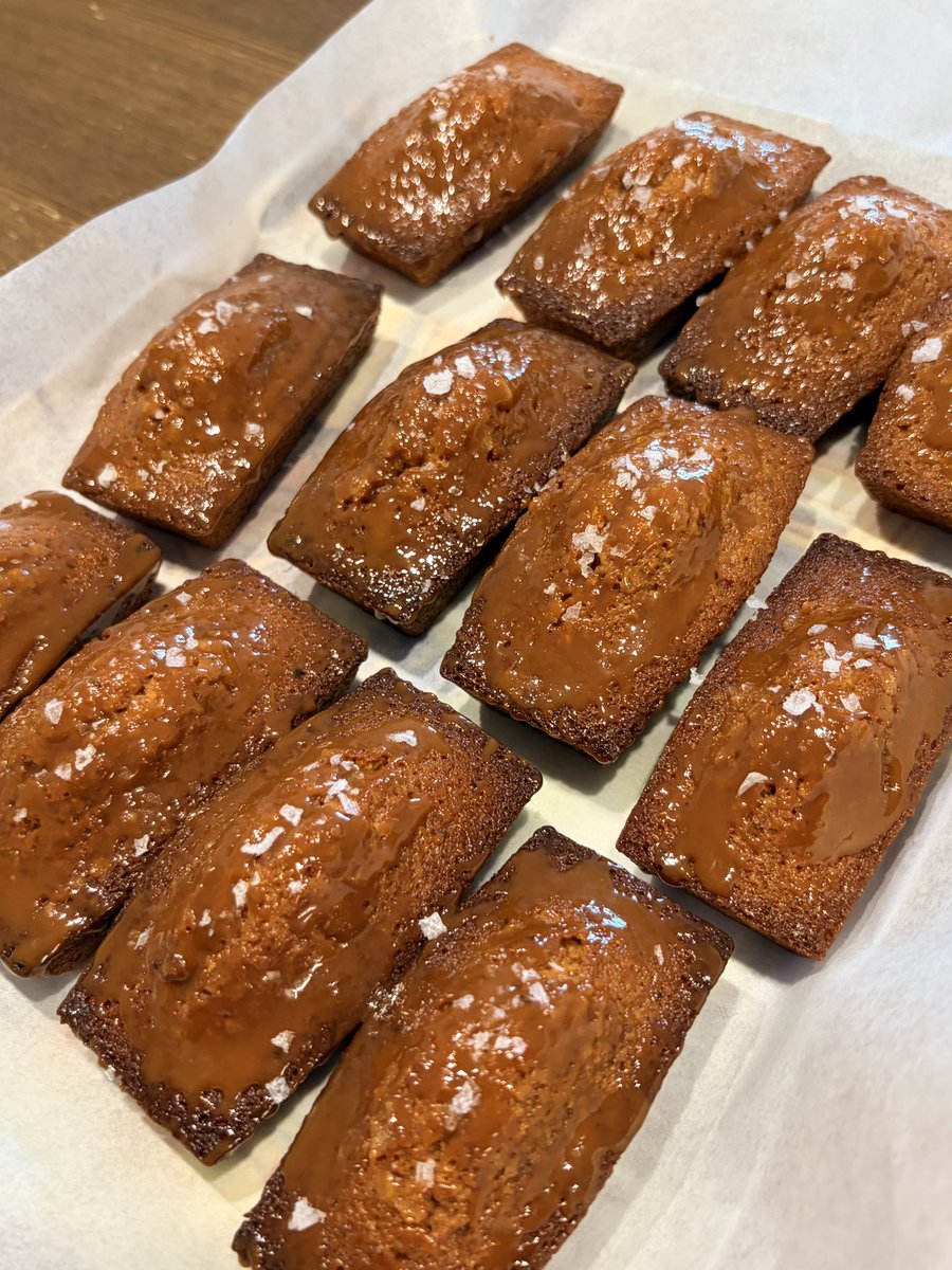 muhwa94's tweet photo. 계란 하나로 두 가지 베이킹하기🥚👩‍🍳

- 솔티카라멜 휘낭시에🤎
- 갈레트 브루통💛 https://t.co/baSCdglpsN