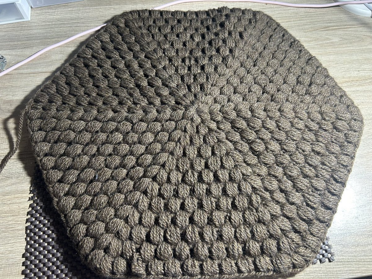 handmade_ktpn's tweet photo. チェアマット編みました~🧶
この編み方楽しくて無限に編める~✨ https://t.co/ehdDlAZUAD