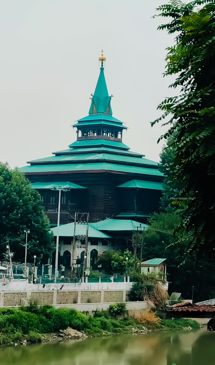MohsinAltaf786H's tweet photo. The Khanqah-e-Moula, also known as Shah-e-Hamadan ,is located in the Old City of Srinagar, Situated on the right bank of the river Jhelum between the Fateh Kadal and Zaina Kadal bridges. https://t.co/2EMoOKYXmy
