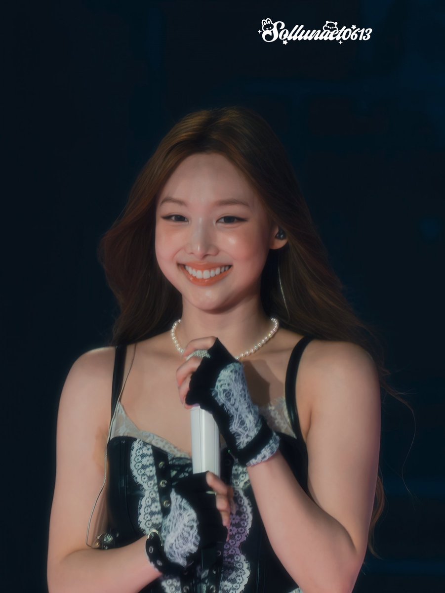 nayeonpopbase's tweet photo. LOOK AT HER SMILE IS SO PRETTYYY https://t.co/VxbCSYpdY8