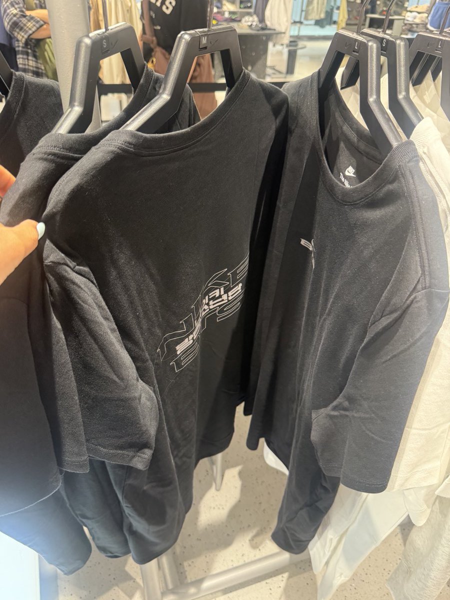 markshoppermy's tweet photo. รับหิ้ว Nike x BTS Merch Collection 💜✈️
ของแท้จากช็อปต่างประเทศ จำนวนจำกัด🔥
ของสะสมที่ ARMY ไม่ควรพลาด🤩
📩 ทักจองก่อนของหมด🚨
#NIKExBTS #ARMY #BTS #BTSMerch #BTSConcert https://t.co/itVKIwFMe7