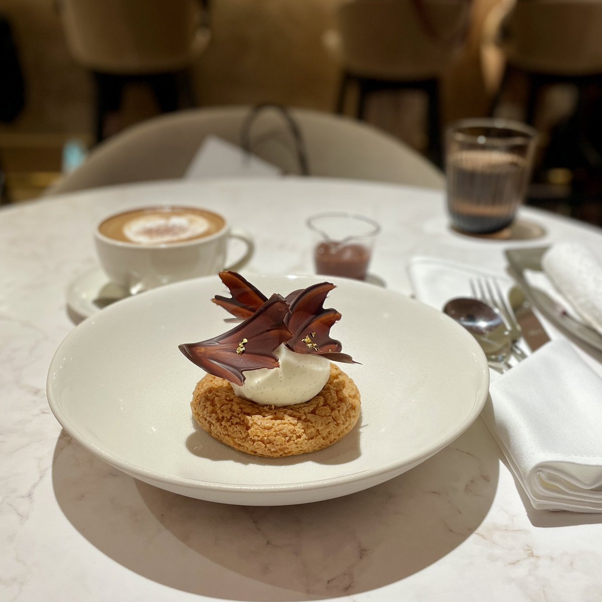 konsharism's tweet photo. クレープシュゼットには振られたので、池袋に移動してイケセイのメゾンデュショコラでプロフィットロール
試食でボンボンショコラもいただきました

クレープシュゼットのためには朝イチに行かないとダメですねー https://t.co/QjL6Kiad2e