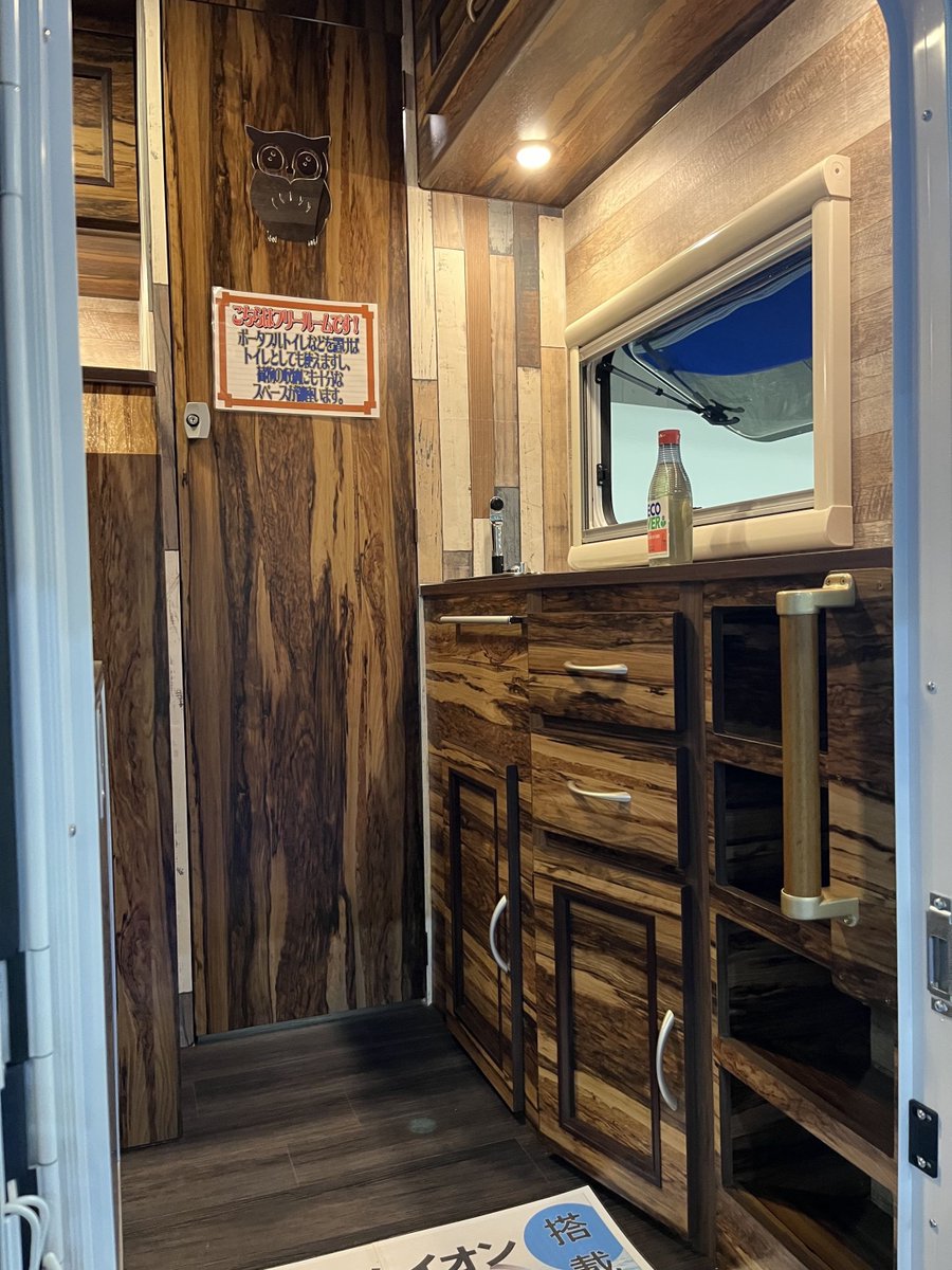 Samo663's tweet photo. キャンピングカーショー見に行ってきた。
クｓｓッソ可愛いキャンピングカー見つけた！
山梨のビルダーでMYSミスティックって所の、タウンエースタイプ（濃いクリームと白）と軽キャン（ミントグリーンと白）。
内装もウッド調でおされ！
これほしい・・・。
#東京キャンピングカーショー2026 https://t.co/95sOuwDj3X