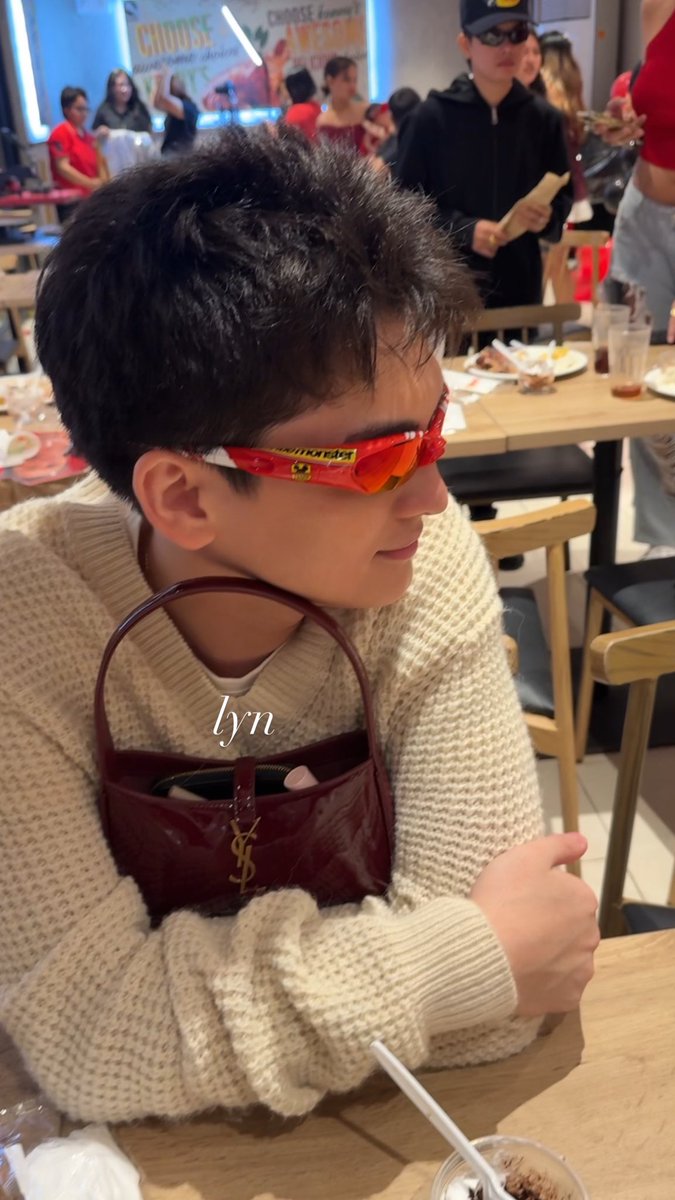 paraIuman_'s tweet photo. Seth โtaga-hawak ng bag ni ChinโFedelin. ๐คญ
#SethDrivesTo24 #FranSeth https://t.co/dSIq5Hl3f9