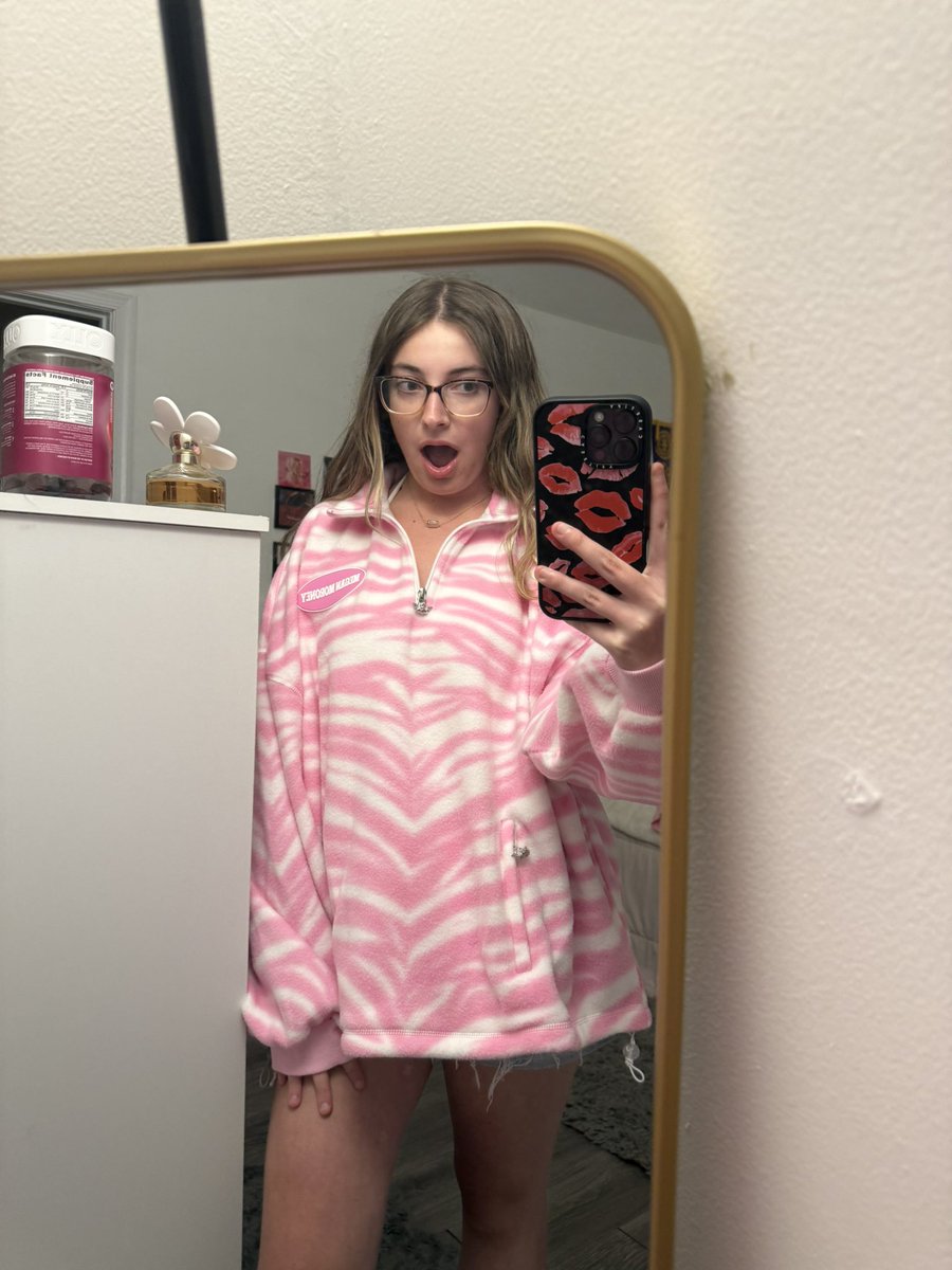 cloud9moroney's tweet photo. This is officially the comfiest thing I own https://t.co/FcFK1tKvph