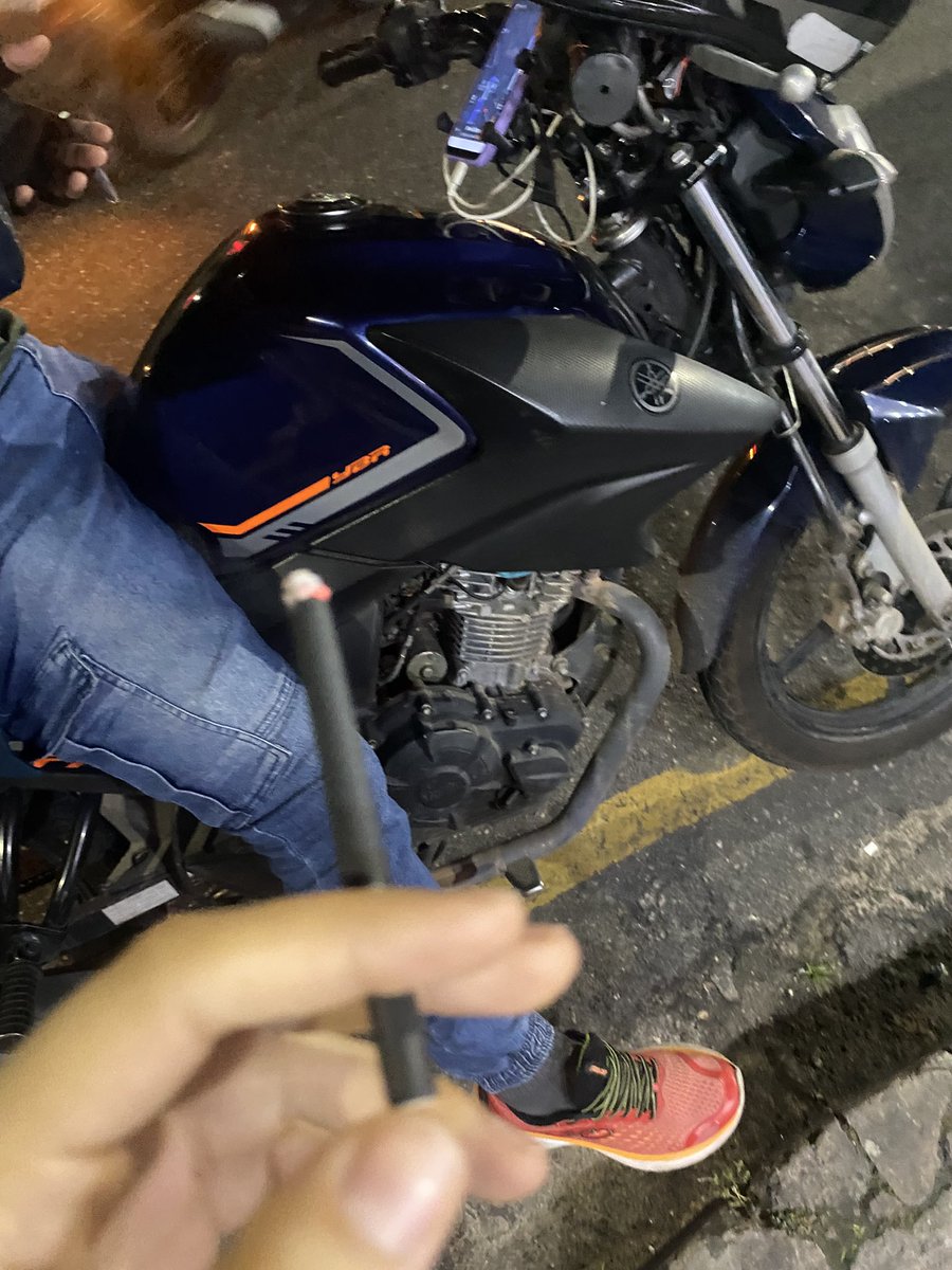 eclipsevik's tweet photo. uber me perguntou se eu fumava e eu disse que sim, e ent a gente parou pra fumar cigarro juntos, eu amo essa comunidade pqp https://t.co/45zqdOvXlu