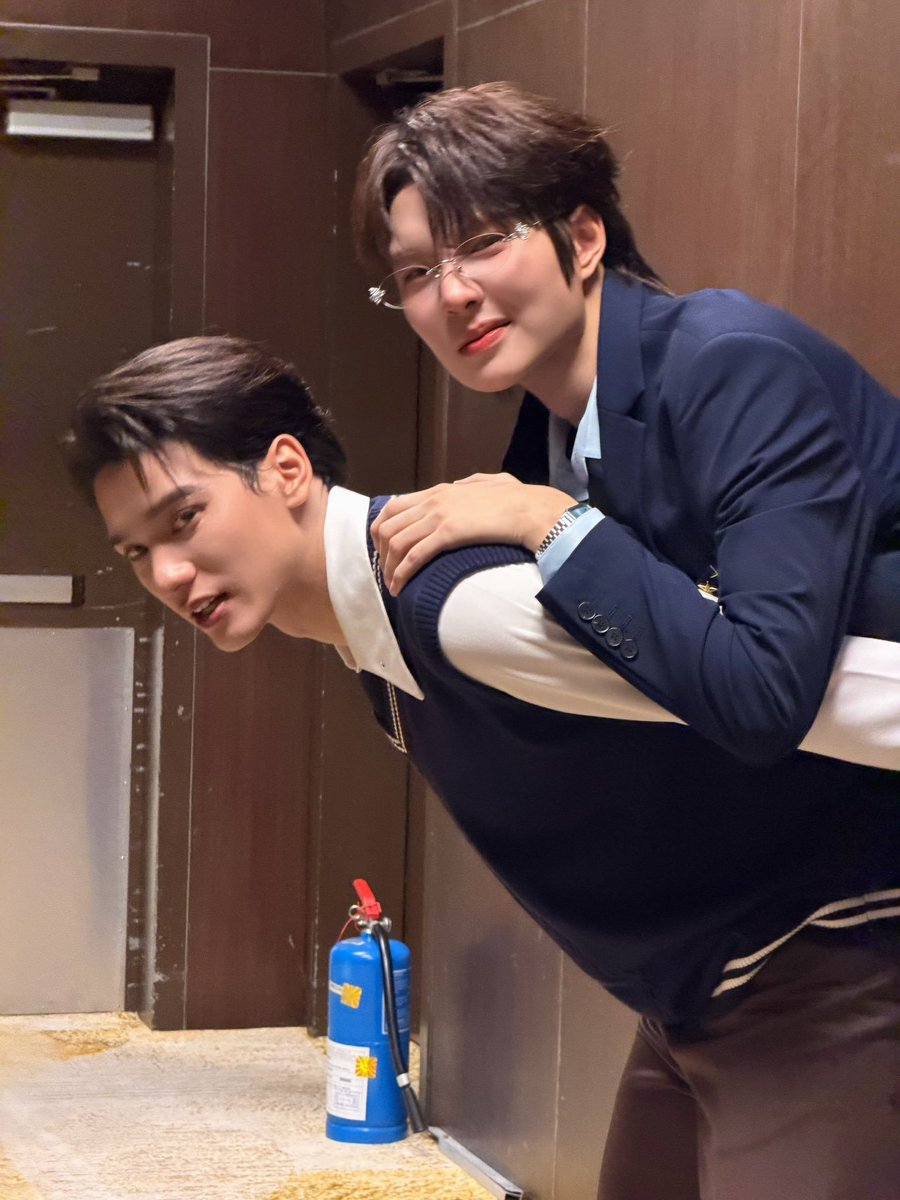 MYLOVELY_YELLOW's tweet photo. ห๊าาาาาาาาาาาาาาาาาาาาา ทำไมไม่แบกพี่เอ๋บ้าง

#KengNampingTleFirstOneFanConinMacau 
#KengNamping #เก่งน้ำปิง https://t.co/1ZTr2VhP5z