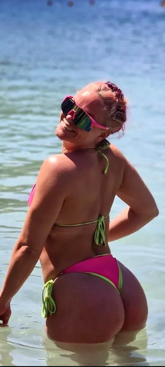 ManonDerue's tweet photo. Qui est prêt a lui foutre sa queu dans son gros fion a cette dévergondé elle ce situe sur Marseille 🍑🍑🍑 prof de sport qui adore la bite https://t.co/g6nu2kdY5x