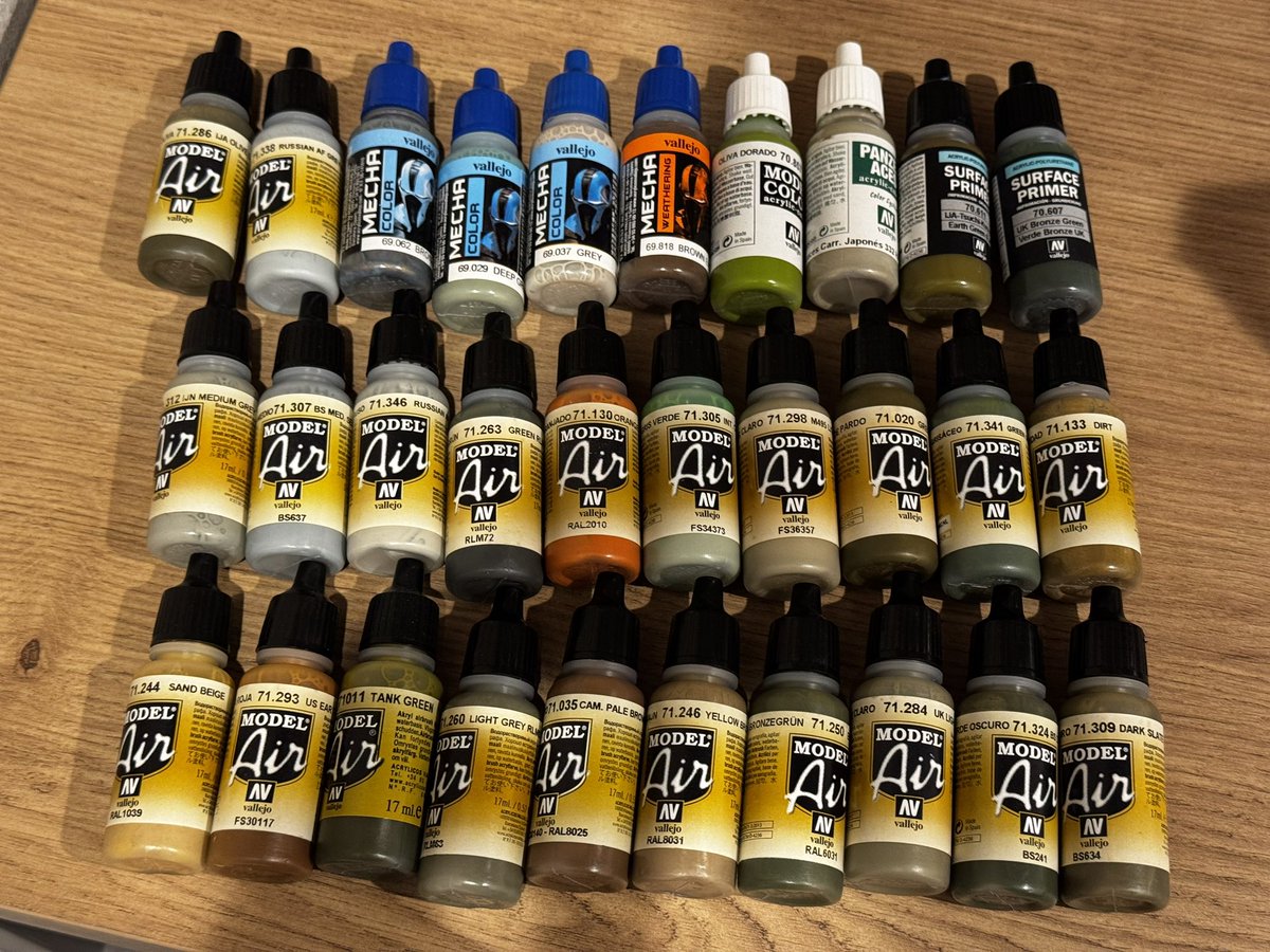 metal_salad's tweet photo. ボークスのファレホ福袋を買ってきました。モデルエアーが22本でだいぶんミリタリー寄りな色が揃ってます。自分が持っていない色ばかりですね https://t.co/RRsUf1KYuy
