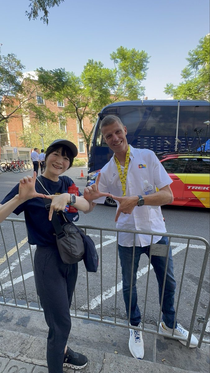 AyakoHida's tweet photo. 一緒にLT（Lidl Trek）ポーズをキメてもらう👆👇
＋そこまでのやり取り🤭 https://t.co/Biab8b5WzZ