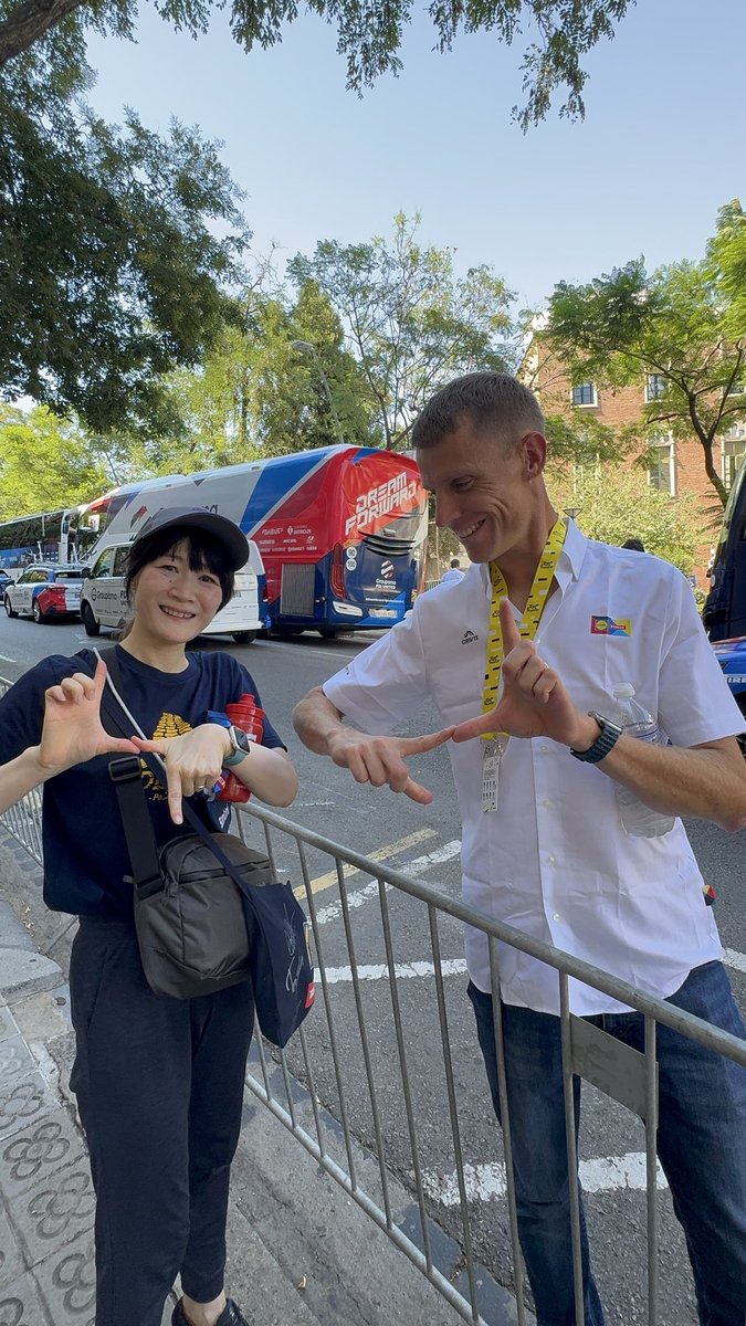 AyakoHida's tweet photo. 一緒にLT（Lidl Trek）ポーズをキメてもらう👆👇
＋そこまでのやり取り🤭 https://t.co/Biab8b5WzZ