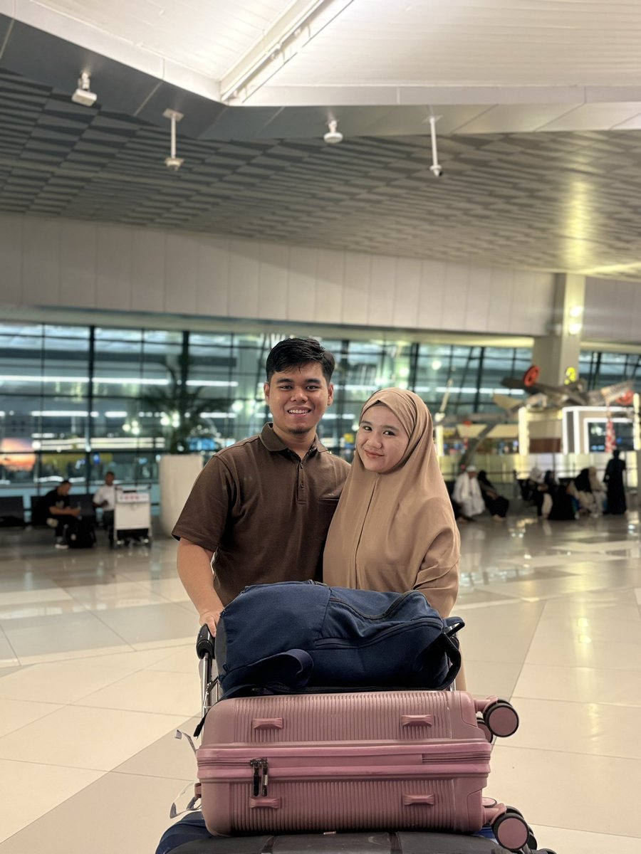 meliariskika_'s tweet photo. Sekali lagi dari ribuan doa2 yang allah kabulkan , tahun ini bisa umroh bersama suamiku😻. https://t.co/hEqYiZF51D