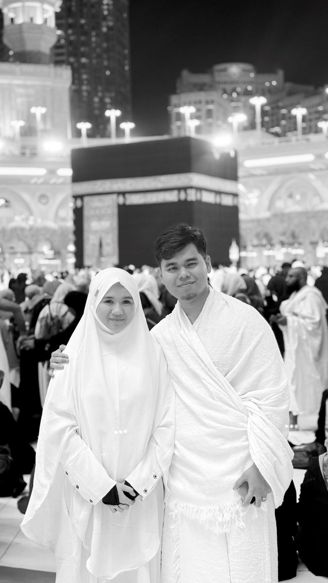 meliariskika_'s tweet photo. Sekali lagi dari ribuan doa2 yang allah kabulkan , tahun ini bisa umroh bersama suamiku😻. https://t.co/hEqYiZF51D