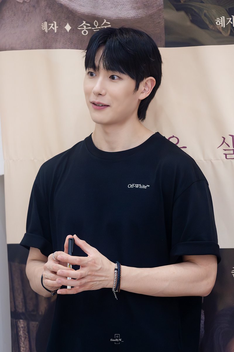 finallyW_'s tweet photo. 260711 음악극 눈이 부시게 공연 후 
신정유 배우님 https://t.co/ZkFFEt1iOP