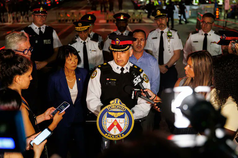 SanjeevCrime's tweet photo. Deputy Chief #FrankBarredo said there was an “exchange of gunfire” between individuals “targeting each other” near
#StClairAvenueWest and
#ArlingtonAvenue, sending festival attendees running in all directions away from the scene.
#Toranto
#CanadaFiring
#TorantoShooting https://t.co/AQnr7H6PMT