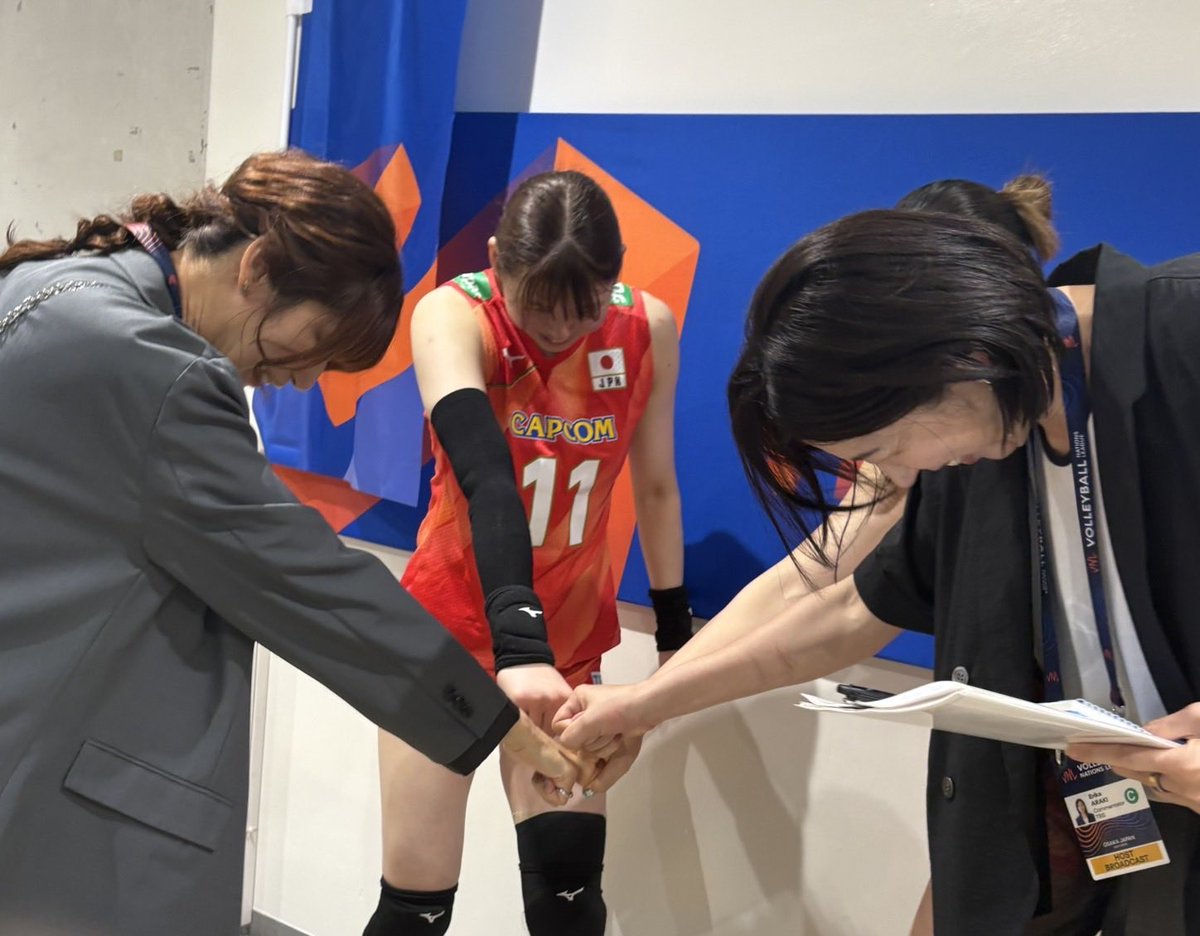 TBSvolleyboo's tweet photo. 本日は予選ラウンド最終戦🔥
勝てば決勝ラウンド進出の大一番✊

試合後、解説だった #荒木絵里香 さん
副音声の #大友愛 さんが
高い決定力でチームを鼓舞し続ける
#島村春世 選手と #山田ニ千華 選手に
パワーを注入☺️🙌🙌

新旧ミドルのエモいシーンに立ち会えました🤤

今日も頑張れNIPPON 🎌ꉂꉂ📣

🇯🇵日本🆚ポーランド🇵🇱
⏰今夜7時〜TBS系列
🎙️ 【解説】#竹下佳江 さん
🎙️【実況】 #喜入友浩 アナ
🎙【副音声】#大友愛 さん #原嘉孝 さん（timelesz） #御手洗菜々 アナ