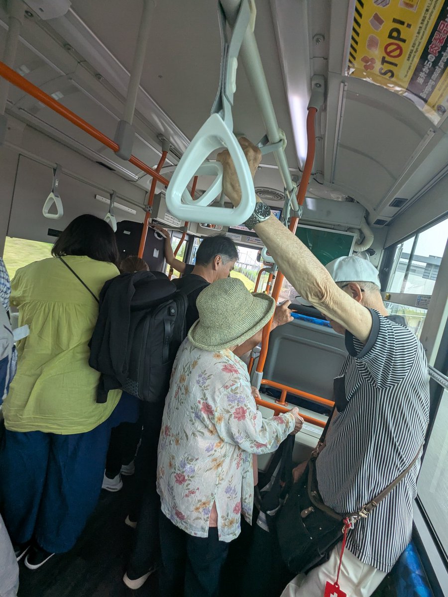 mikan_tut's tweet photo. 羽田のターミナル間無料バス、2T→1Tはなんもない場所も20km/hくらいで流してて「丁寧な運転手さんだなー」と思ったのだが、1T出発した直後に「この先揺れまーす」とか言ったと思ったらスピードあげてカーブ通過しだしてえぐい https://t.co/A8bnXJ58CG