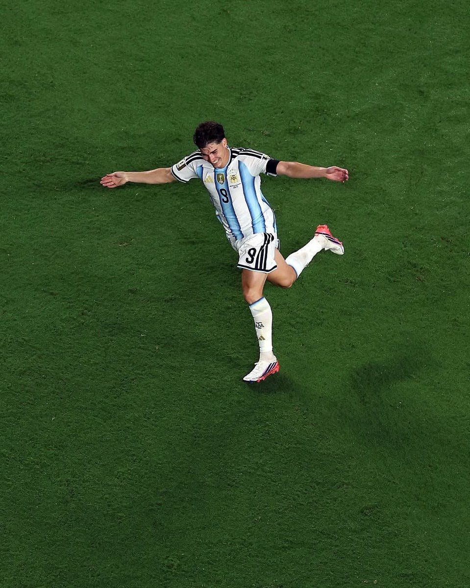 LigaAFA's tweet photo. 🇦🇷🙌 CRUZAMOS EL RUBICÓN 

📸 @afaseleccion https://t.co/krLFzjhOrW