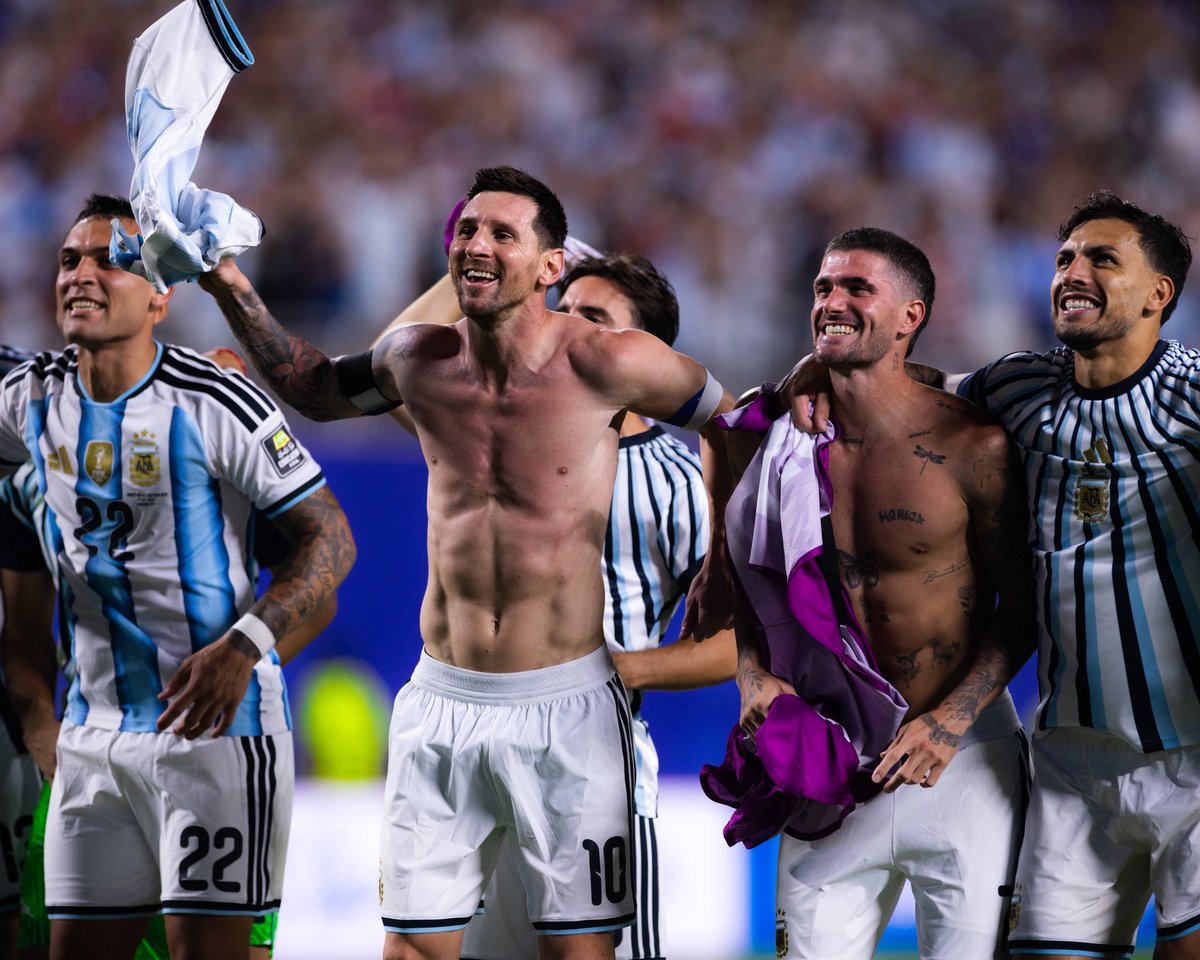 M10GOAT's tweet photo. "أنا أرجنتيني وهذا شعور لا يمكنني إيقافه." 🇦🇷 https://t.co/2kFI9e9QNV