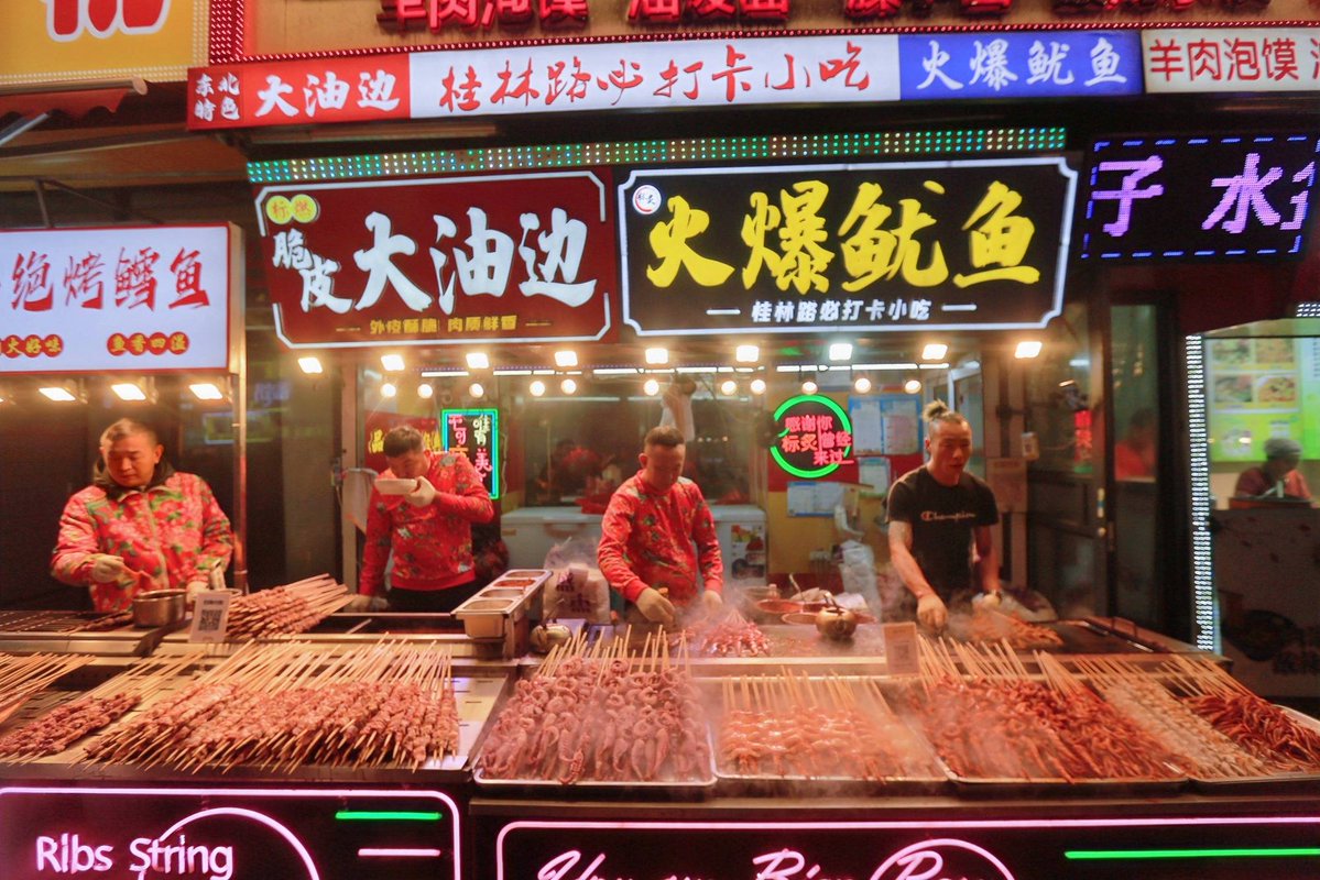 HeikeHellbauer's tweet photo. Craving crispy fried squid skewers by the roadside Hot, savory and perfectly smoky—this is the real street food vibe! https://t.co/ZUGy3gN7bk