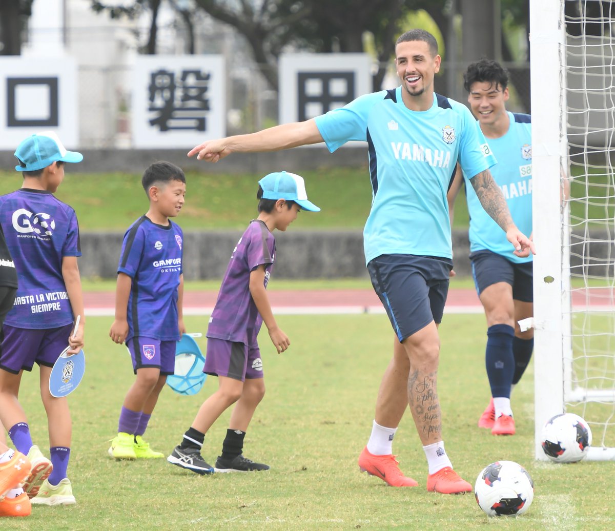 shizusports's tweet photo. #ジュビロ磐田 は１２日午前練習後、 #沖縄県糸満市 の児童と交流を深めました。前日のサッカー教室は中止となりましたが、台風一過で見学に来た児童をピッチ内に招待。 #秋葉忠宏監督 は「将来は選手になったり、社長になってスポンサーになるなどしてジュビロに関わって」とお願いしました。 https://t.co/1cPaplVhiM