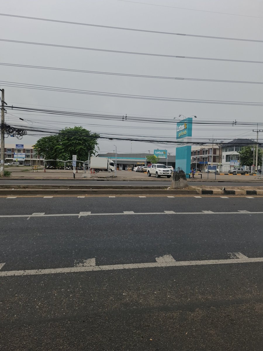 RBray60972's tweet photo. ต้องเดินอีกกิโลครึ่งฝนก็ตกชีวิตโคตรลำบาก https://t.co/fSabMHEhrU