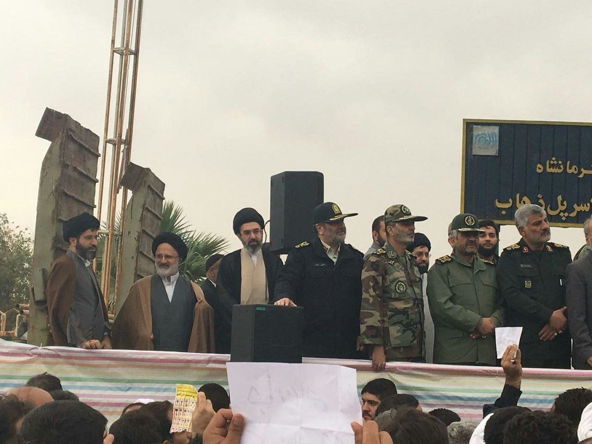 ya3er_ap's tweet photo. تصویر کمتر دیده شده از آقا سید مجتبی خامنه‌ای در منطقه زلزله زده سر پل ذهاب
#رهبر_انقلاب https://t.co/fxgQMzDjGs