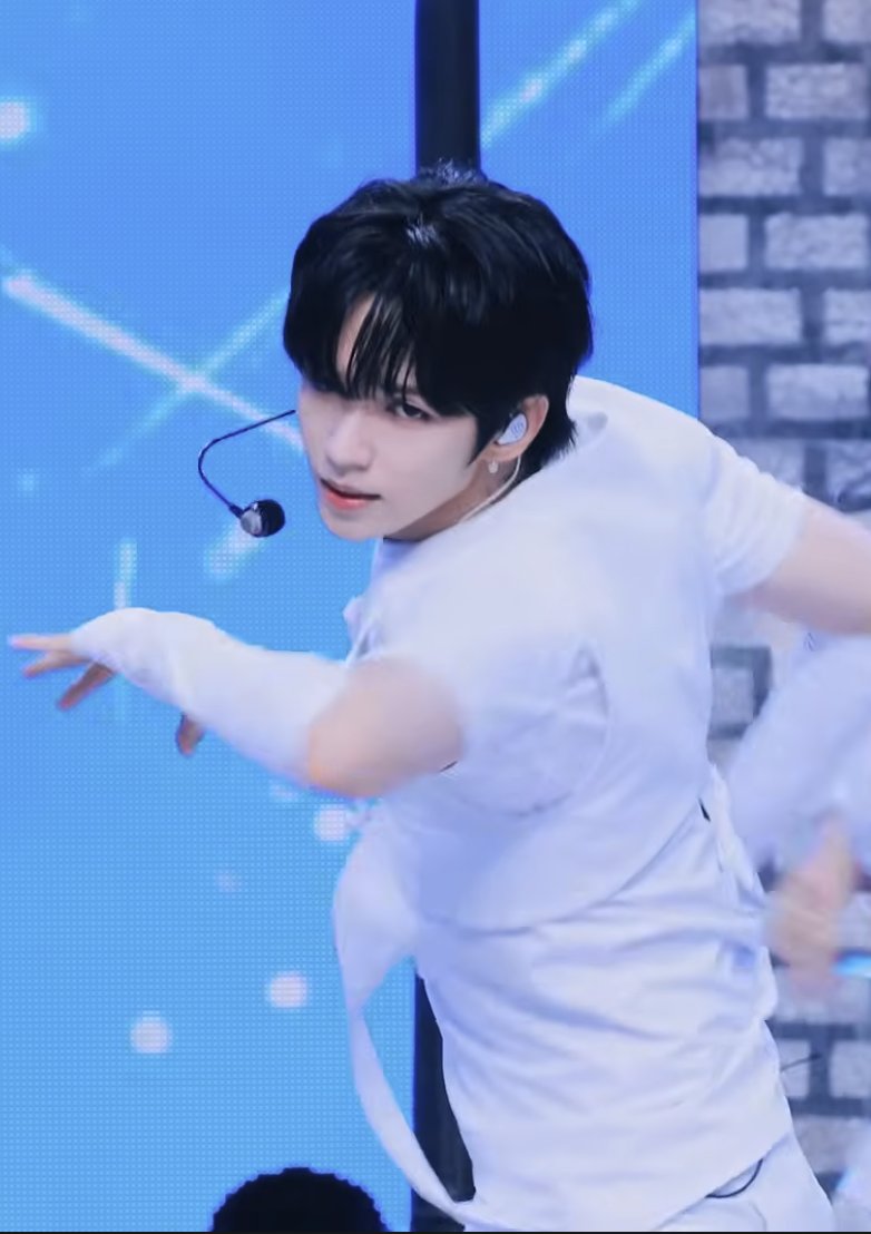 skippie_chan's tweet photo. My 2nd  random  JL pause is cute too!! now I got

Yence                                               Jay Lawrence https://t.co/JK9yWW1E6q